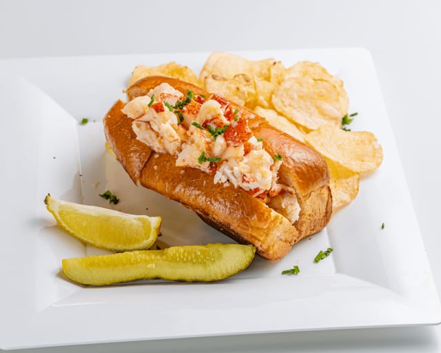 🔥 Maine Garlic Lobster Roll (Warm).